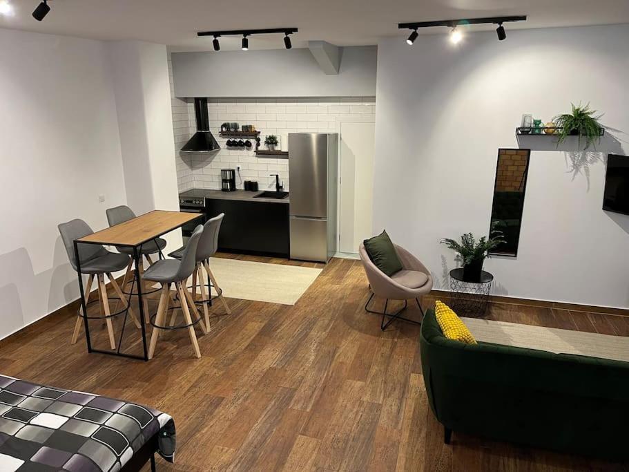 Industrial Studio / Alios 4 / Hilton Area Athena Bagian luar foto